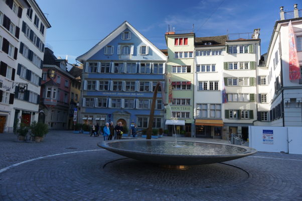 Námestie Münsterhof pred kostolom Fraumünster v Zürichu