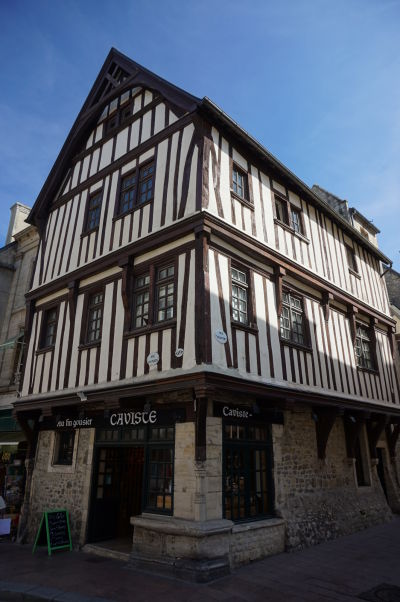 Dom s drevenou konštrukciou v Bayeux - chránená pamiatka reprezentujúca architektúru typickú najmä pre mestá ako Troyes alebo Rouen