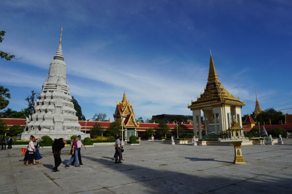 V Kráľovskom paláci v Phnom Penhu nájdeme stupy i zvonice