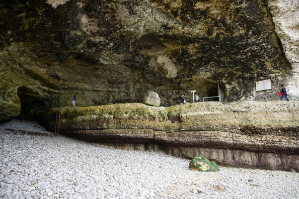 Útes Aval pri Étretate a tunel vyhĺbený v skale