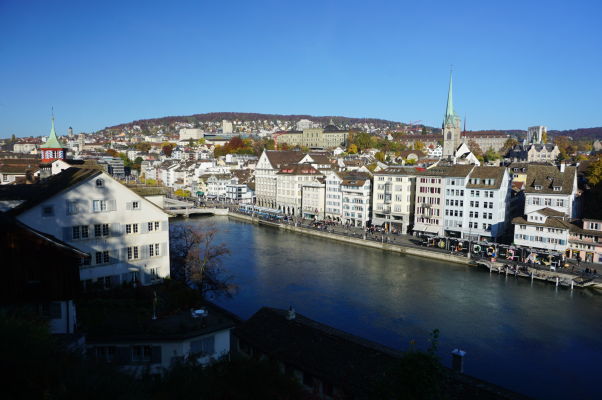 Výhľad vrchu Lindenhof v Zürichu na náprotivnú stranu rieky Limmat