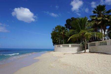 Piesočná pláž Sandy Lane Beach na Barbadose
