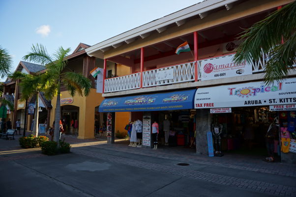 Obchody so suvenírmi v prístave v Basseterre, hlavnom meste Sv. Krištofa