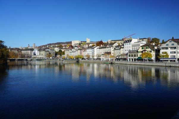 Nábrežná promenáda okolo rieky Limmat v Zürichu
