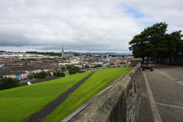 Výhľad z tzv. Kráľovskej bašty v opevnení severoírskeho Londonderry na sever mesta a na katolícku časť Bogside - v pozadí Katedrála sv. Eugena