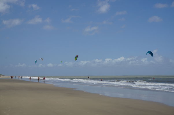 Kite surfing je na plážach v São Luís veľmi populárny