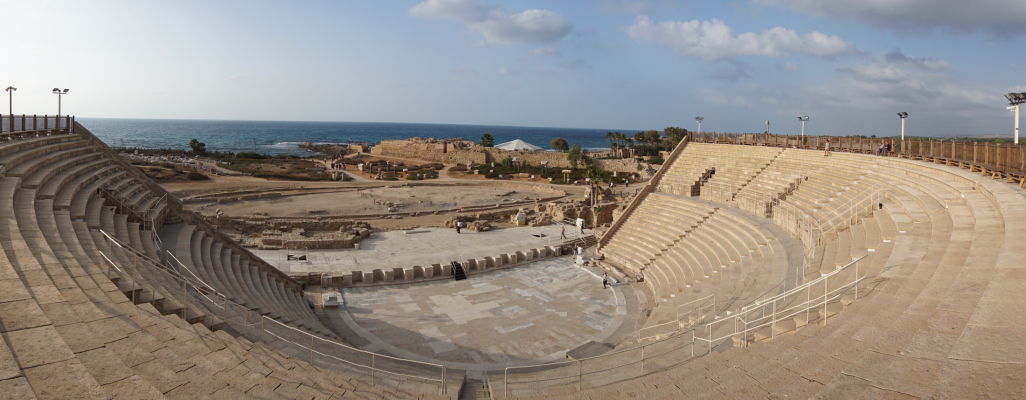 Antické divadlo so zrekonštruovaným hľadiskom (cavea) v Caesarei