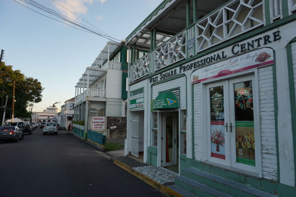 Typická kamenno-drevená budova v Basseterre, hlavnom meste Sv. Krištofa