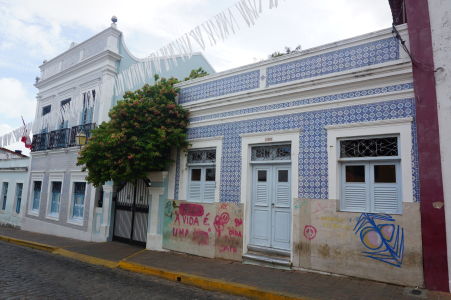 Koloniálna architektúra v Olinde - dom s dlaždicami azulejos