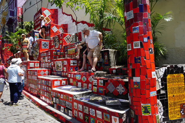 Selarónovo schodisko v Riu de Janeiru - dlaždice pochádzajú z rôznych krajín