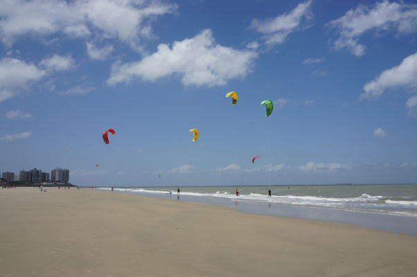 Kite surfing je na plážach v São Luís veľmi populárny