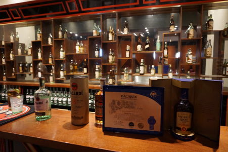 Múzeum v rumovej distilérke Bacardi - Ukážkový bar s rumom