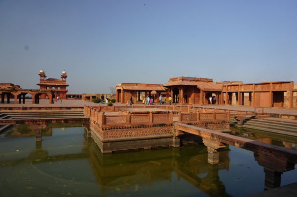 Tansen Čabutra (Tansen Chabutra) - jazierko na nádvorí Pačisi vo Fatehpur Sikri