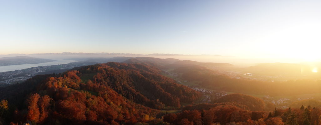 Výhľad na okolité kopce z vrcholu Uetlibergu