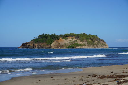 Pláž s čiernym pieskom v mestečku Sainte-Marie a ostrovček Îlet Sainte-Marie