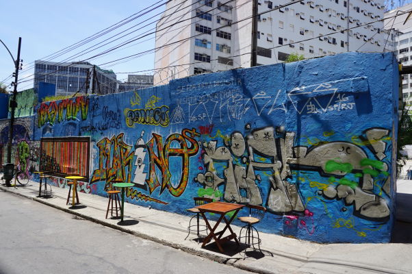 Pouličné umenie neďaleko Selarónovho schodiska v Riu de Janeiru