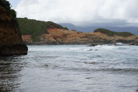 Red Rocks videné z pláže na Pointe Baptiste