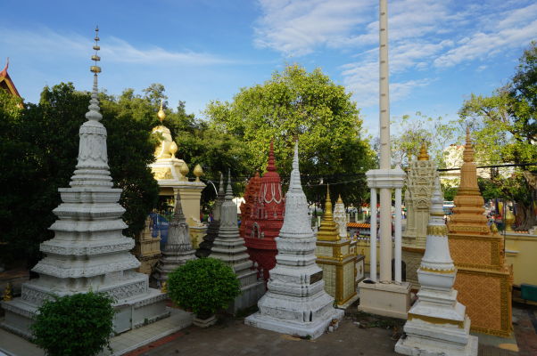 Stupy chrámu Wat Botum v Phnom Penhu