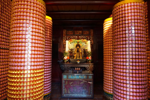 Stĺpy s tisíckami sošiek Budhu v chráme Bao-An v Tchaj-peji