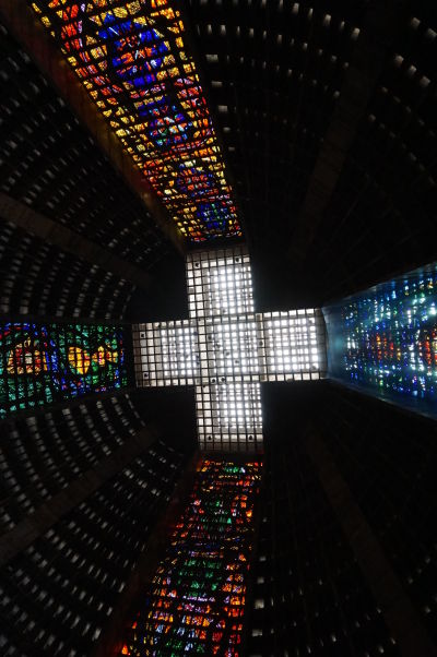 Metropolitná katedrála v Riu de Janeiru, inšpirovaná mayskými pyramídami - vitrážové okná v jej vnútri siahajú do výšky 64 metrov