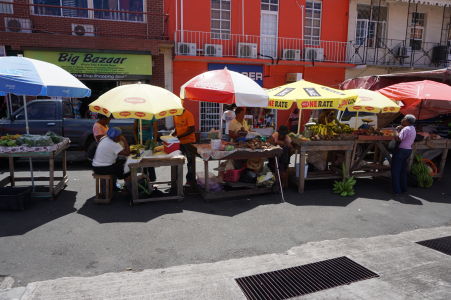 St. George's na Grenade - Stánky, čo sa nezmestili do tržnice, sa zmestili na ulicu