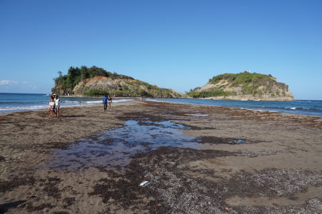 Suchý priechod k ostrovčku Îlet Sainte-Marie počas odlivu