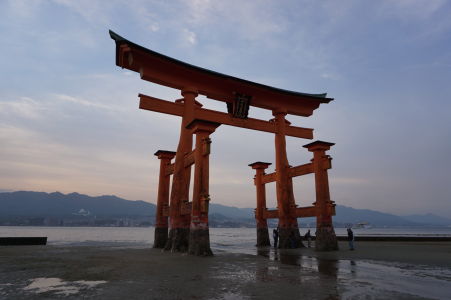 Plávajúca brána torii pri odlive a západe Slnka