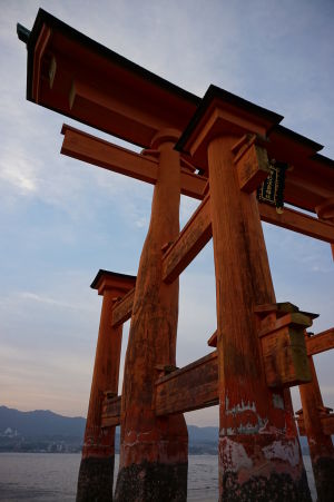 Mohutné piliere Plávajúcej brány torii pri západe Slnka
