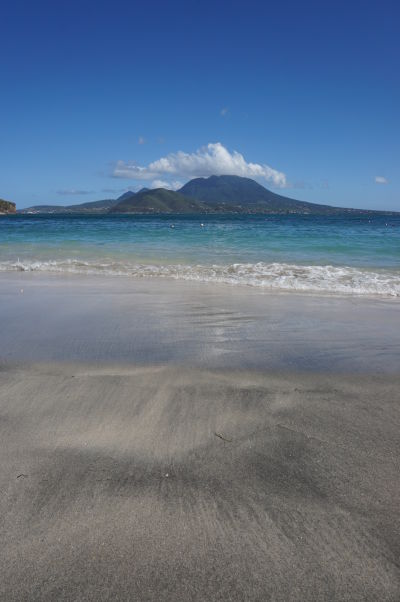 Pláž v Cockleshell Bay na ostrove Svätý Krištof - v pozadí ostrov Nevis