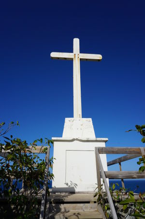 Kríž na vrchole ostrovčeka Îlet Sainte-Marie