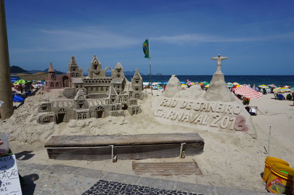 Piesočné sochy na pláži Copacabana v Riu de Janeiro