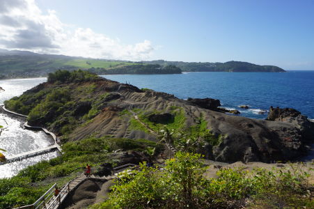 Výhľad na more a pobrežie Martiniku z ostrovčeka Îlet Sainte-Marie