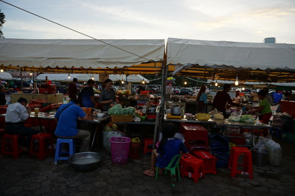 Nočný trh (Night Market) v Phnom Penhu - o hlade tu rozhodne nezostanete, hlavným lákadlom je časť s jedlom