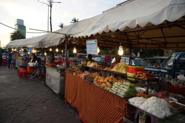 Nočný trh (Night Market) v Phnom Penhu - o hlade tu rozhodne nezostanete, hlavným lákadlom je časť s jedlom