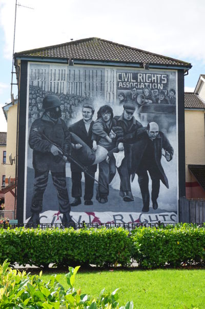 Nástenné maľby v štvrti Bogside v severoírskom Londonderry (Derry)