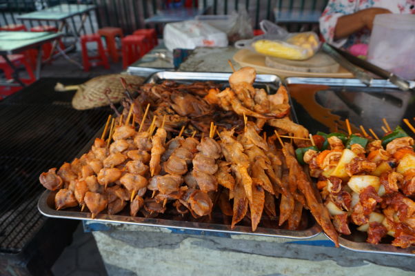 Nočný trh (Night Market) v Phnom Penhu - o hlade tu rozhodne nezostanete, hlavným lákadlom je časť s jedlom