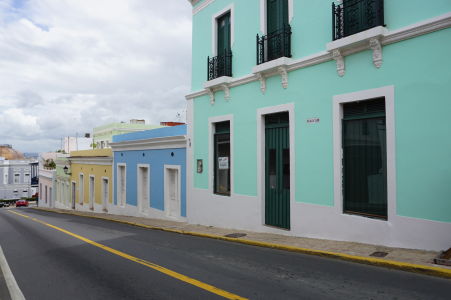 Farebné domy v historickom centre San Juanu