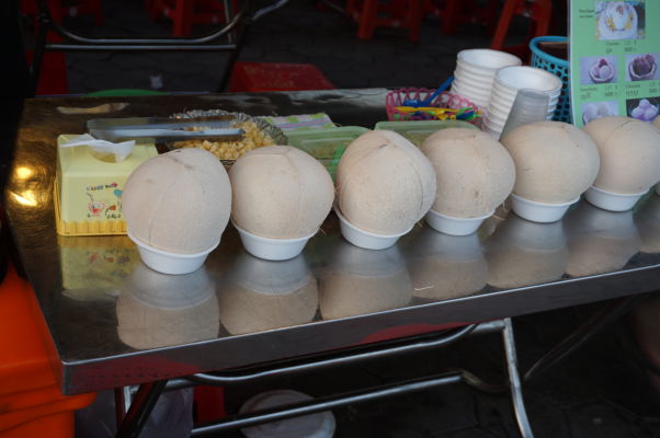 Nočný trh (Night Market) v Phnom Penhu - hlavným lákadlom je časť s jedlom - toto konkrétne je kokosová zmrzlina