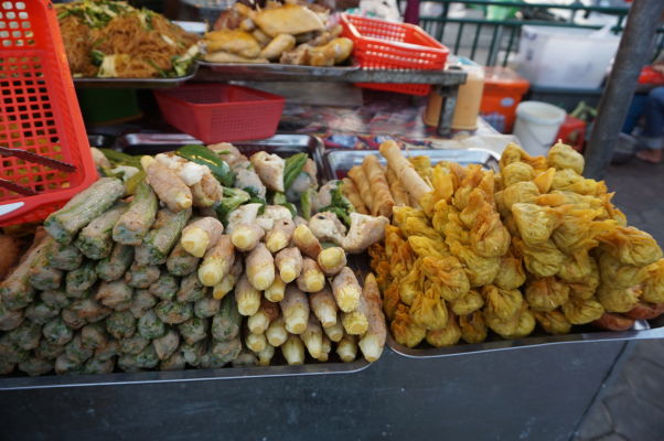 Nočný trh (Night Market) v Phnom Penhu - hlavným lákadlom je časť s jedlom