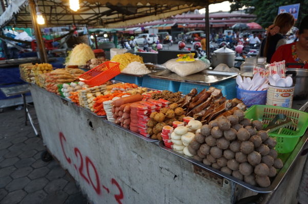 Nočný trh (Night Market) v Phnom Penhu - hlavným lákadlom je časť s jedlom