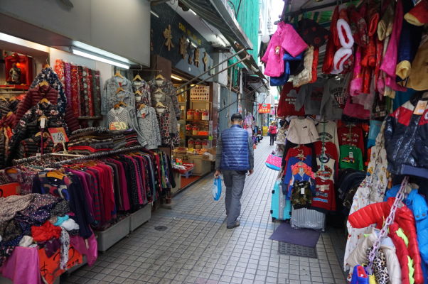 Uličky v historickom centre Macaa sú plné obchodov a stánkov