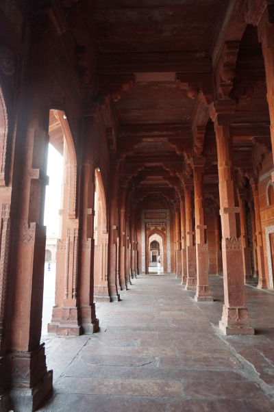 Kolonáda na okraji Piatkovej mešity (Jama Masjid) vo Fatehpur Sikri