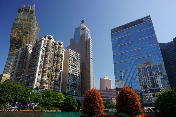 Moderné centrum Macaa, vľavo kasíno Grand Lisboa, vpravo nemocnica