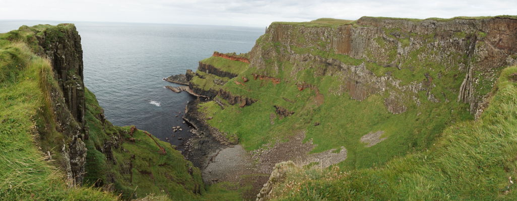 Pohľad z útesov neďaleko Obrovho chodníka v Severnom Írsku