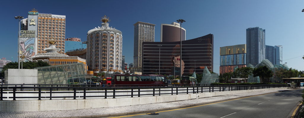 Moderné centrum Macaa - zľava kasíno Lisboa (najstaršie v Macau), kasíno Wynn a kasíno MGM
