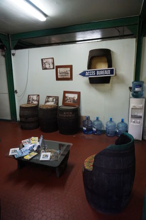 Rumová distilérka La Favorite - Predajňa a degustačná miestnosť - nevyzerajú lákavo, ale sú zadarmo