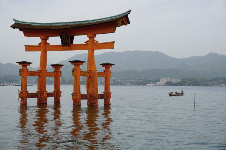 Plávajúca brána torii počas prílivu