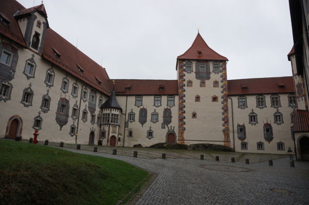 Nádvorie Vysokého zámku (Hohes Schloss) v meste Füssen - všimnime si falošné výklenky a dekorácie okien