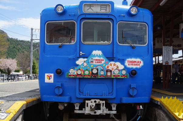 Miestny vlak premávajúci k hore Fudži