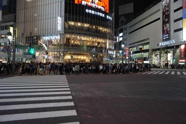 Svetoznáma križovatka s prechodmi pre chodcov vo štvrti Šibuja (Shibuya) v Tokiu